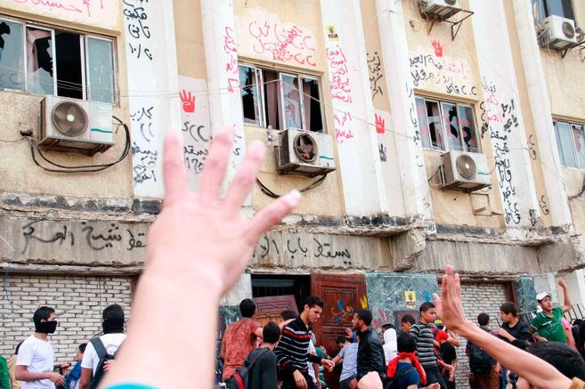 Estudiantes de la Universidad de Azhar bloquean la entrada a la sede...