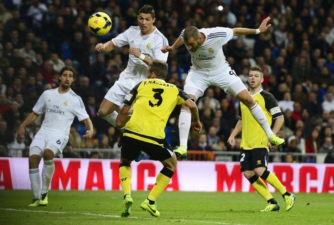 Benzema anota de cabeza el ltimo gol del partido.