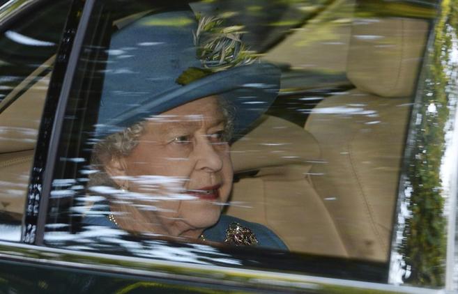 IU95. LONDRES (REINO UNIDO), 23/10/2013.- La reina Isabel II sale d...