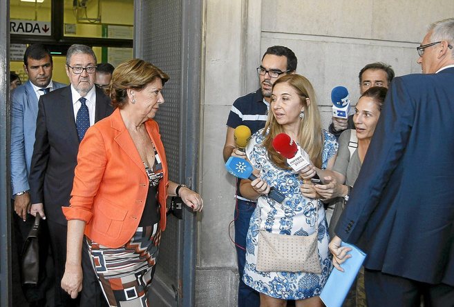 La ex ministra Magdalena Álvarez sale de los juzgados de Sevilla el...