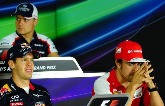 Sebastian Vettel (izda) y Fernando Alonso (dcha), en la rueda de...