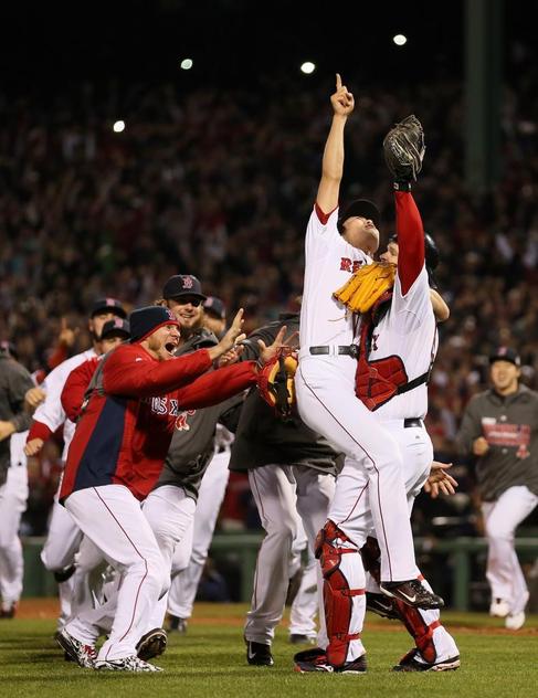 Los jugadores de los Red Sox sealan al cielo tras su victoria.