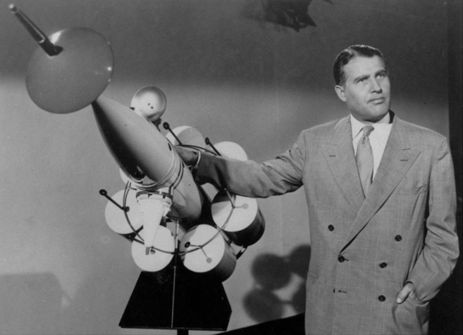 Wernher Von Braun, junto a una maqueta de un cohete concebido para...