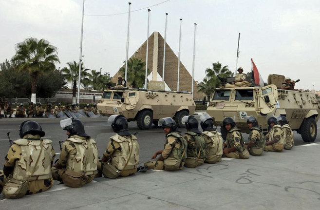 Varios militares desplegados frente a la universidad de Al Azhar.