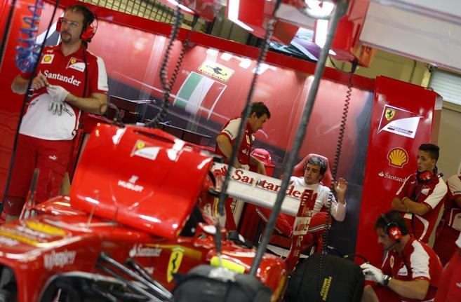 Fernando Alonso, en el box de Ferrari durante los entrenamientos...