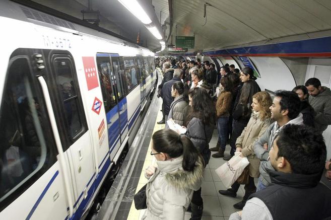 Usuarios del Metro esperan para acceder a los vagones.