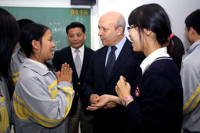 Wert , durante su visita a una escuela en Pekín.