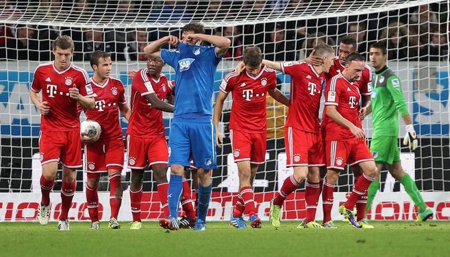 Los jugadores del Bayern celebran el gol de Mller en el...