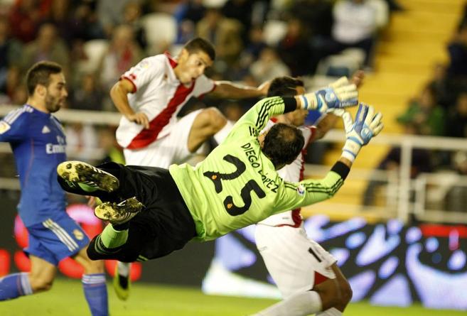 Diego Lpez, en accin durante la jugada del gol anulado al Rayo...