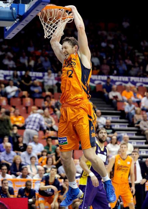 El pvot ucraniano del Valencia Basket, Sergei Lischuk, realiza un...