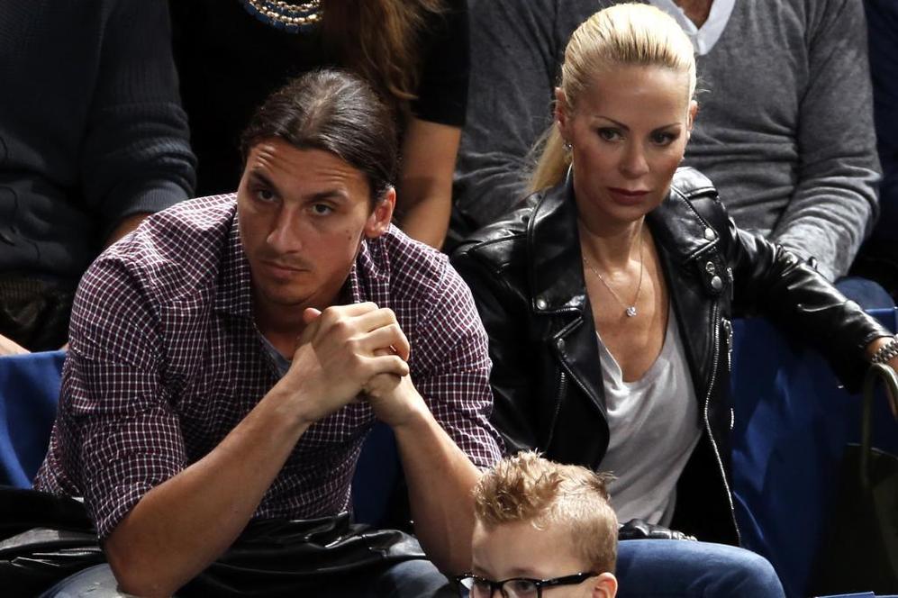 Zlatan Ibrahimovic, junto a su mujer, en la grada.