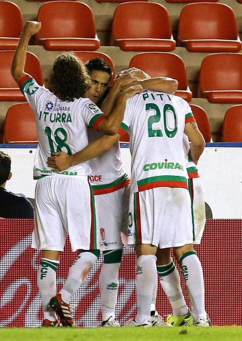 Los jugadores del Granada celebran el gol de Piti.
