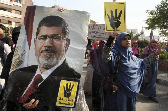 Simpatizantes de Mursi con pancartas de apoyo al ex presidente