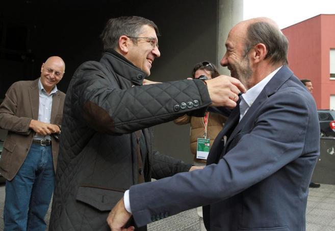 Patxi Lpez abraza a Rubalcaba en Bilbao el pasado 13 de octubre.