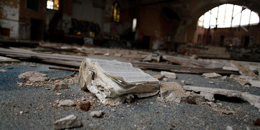 Una biblia entre los restos del Centro de Vida Cristiana de Detroit.