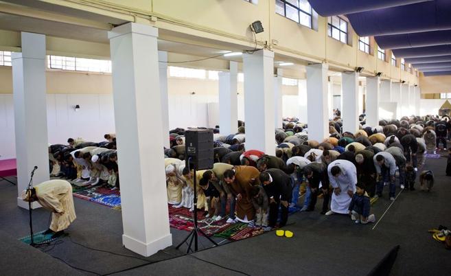 Hombres musulmanes rezando en el mercado municipal de Torrent