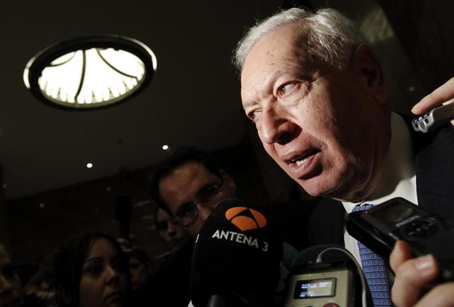 Jos Manuel Garca-Margallo, rodeado de periodistas