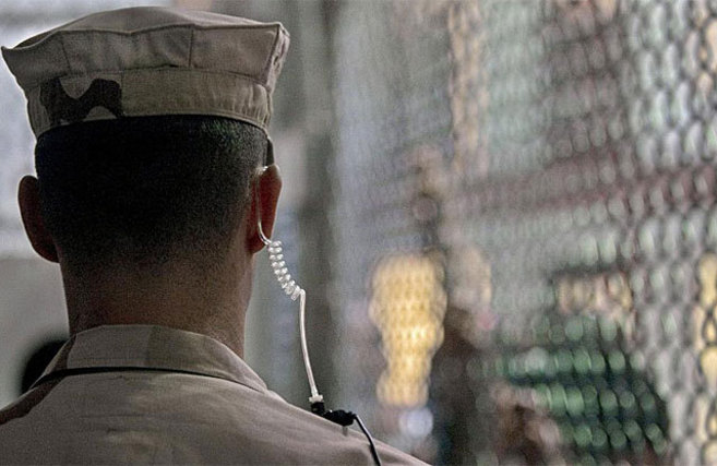 Un guardia vigila a los presos en la cárcel de Guantánamo.