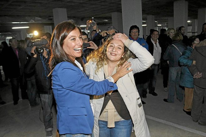 Mónica Lorente se abraza a Pepa Ferrando, tras la asamblea en la que...
