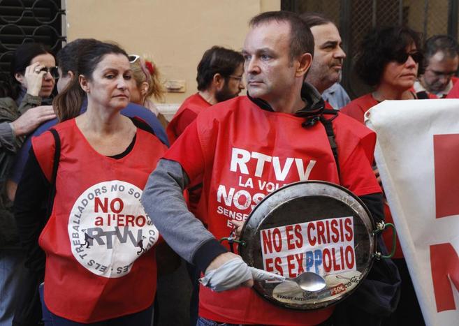 Protesta de los trabajadores de RTVV ante el Palau de la Generalitat.