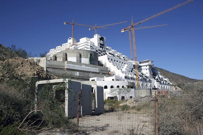 El edificio sin acabar del hotel Azata del Sol en el Cabo de Gata.