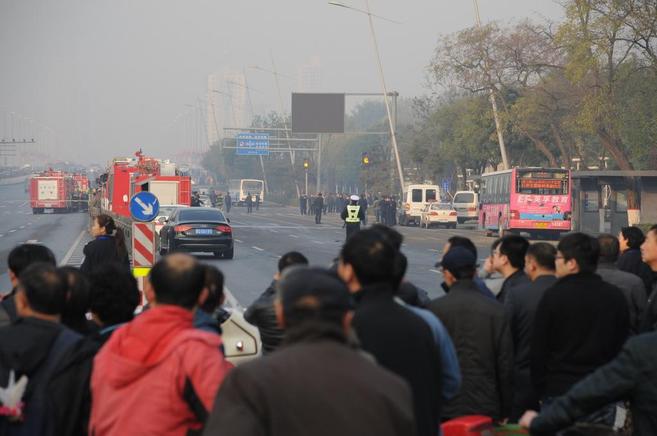 Gente observa el lugar de la explosin en Taiyuan.