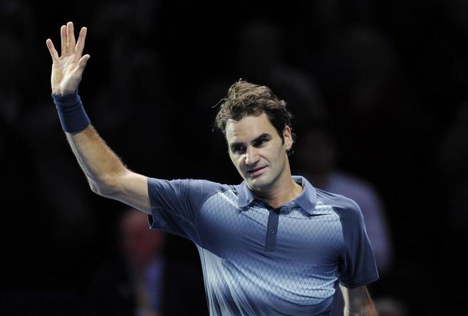 Federer saluda al pblico tras un partido en Londres.