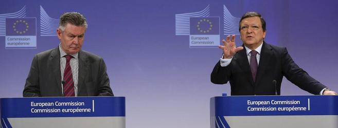 El comisario Europeo de Comercio, Karel De Gucht, junto al presidente...