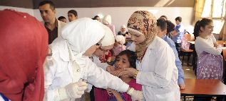 Personal sanitario vacuna a las nias en un colegio de Damasco.