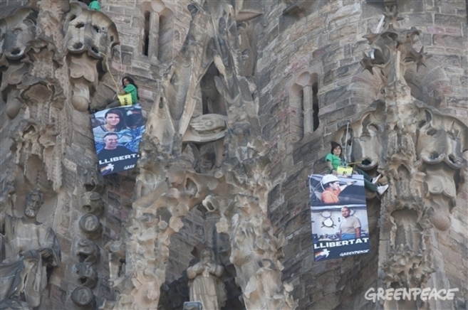 Activistas de Greenpeace esta maana en la fachada de la Sagrada...