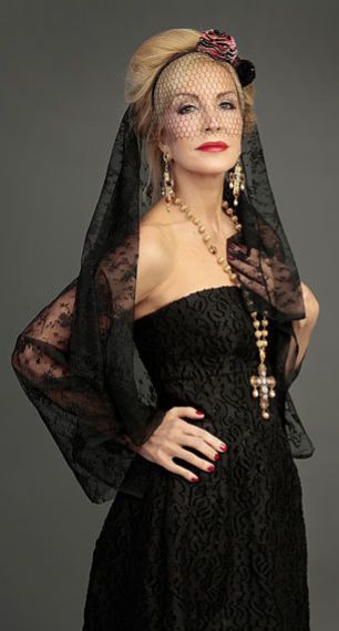 Carmen Lmana vestida de viuda