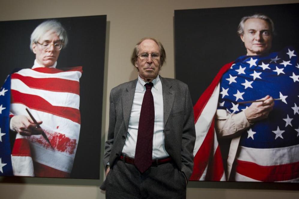 Schommer, entre dos retratos suyos de Andy Warhol y Roy Lichtenstein,...