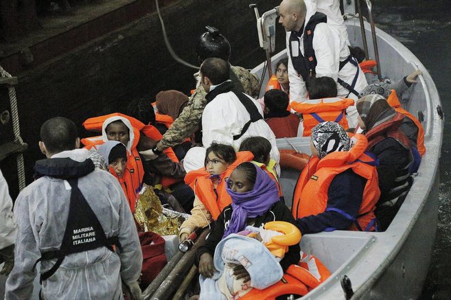 Inmigrantes rescatados de aguas cercanas a la costa de Lampedusa en...