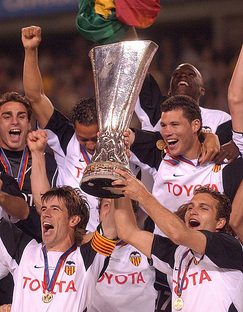 Albelda y Baraja con la Copa de la Uefa de 2004.