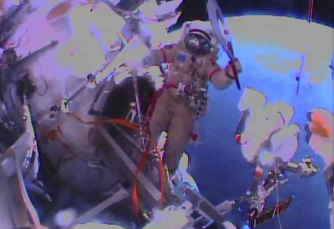 Oleg Kotov comienza la caminata espacial.