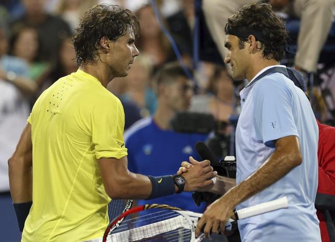 Rafa Nadal (izda) y Roger Federer, tras uno de sus duelos en...