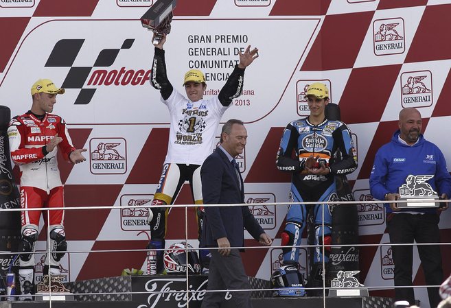 Alberto Fabra, en el podio de Cheste, con Maverick Viales celebrando...