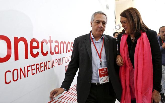 Pere Navarro habla con Soraya Rodrguez, en la Conferencia.