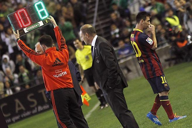 Messi es sustituido por Iniesta en el Villamarn.