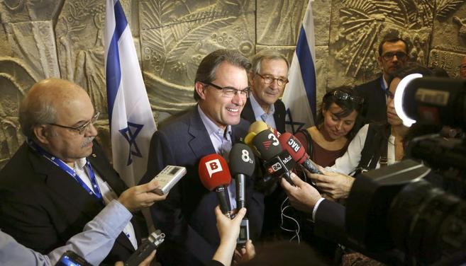 Artur Mas atiende a los medios durante su visita en Israel.
