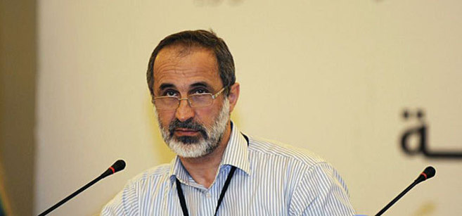 El destacado opositor sirio Moaz Al Jatib, durante una reunin en...