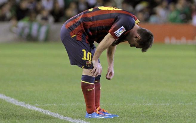 Leo Messi se duele de la lesin durante el partido ante el Betis.