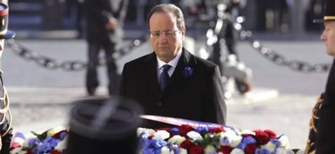 El presidente francés, François Hollande, junto a la tumba del...