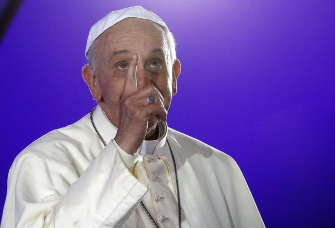 El Papa seala al cielo durante la visita oficial a Ro de Janeiro.