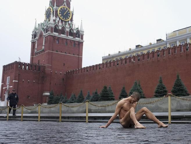 Pavlenski, tras clavarse el escroto en el suelo de la Plaza Roja.
