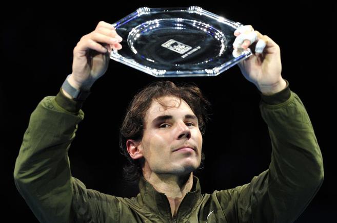 Rafa Nadal, con su trofeo tras caer ante Novak Djokovic.