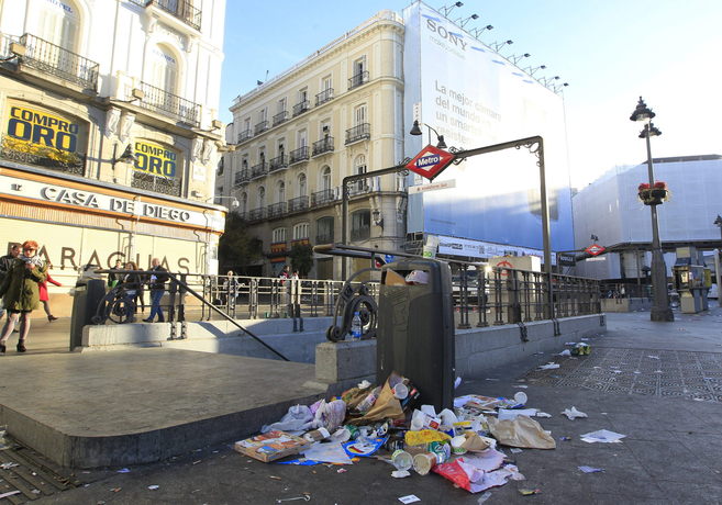 Basura acumulada en la céntrica Puerta del Sol, en Madrid.