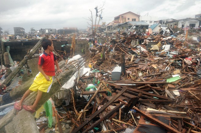 Un nio observa la devastacin tras el paso del tifn en Tacloban.