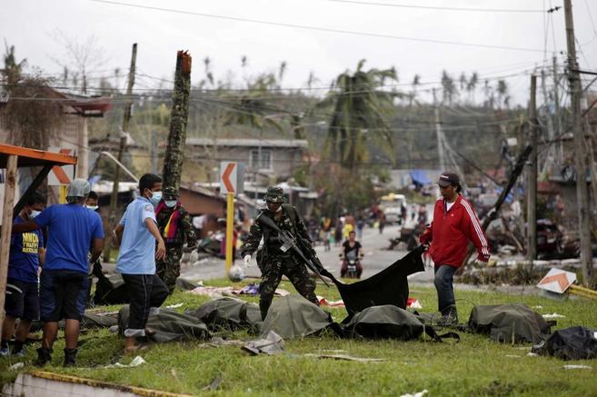 Trabajos de emergencia en Tacloban (Flipinas) este martes.