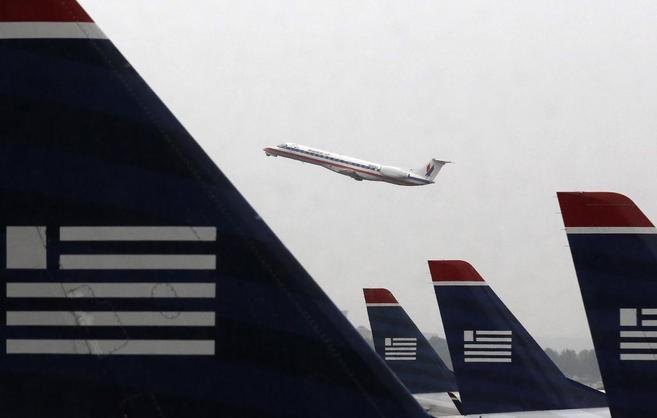 Un avión de American Airlines despega en Washington. En primer plano,...